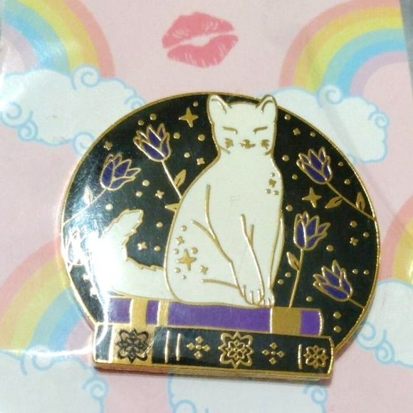 Book Loving Cat Enamel Pin - Picture 2 of 2
